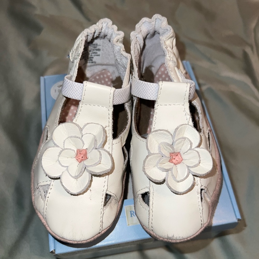 Robeez Claire Mary Jane 12-18mo white with flower accent leather shoe